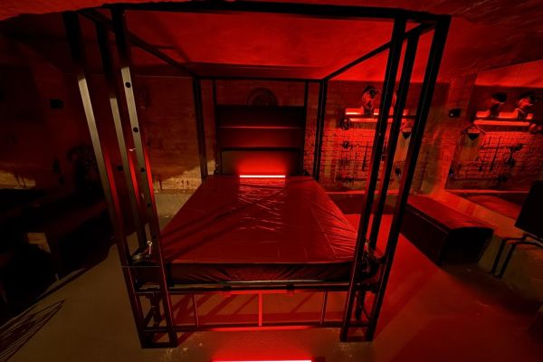 bondage-postel-vinohrady-1aDD8632E6-912C-C423-154D-DDEC1D6705FD.jpg