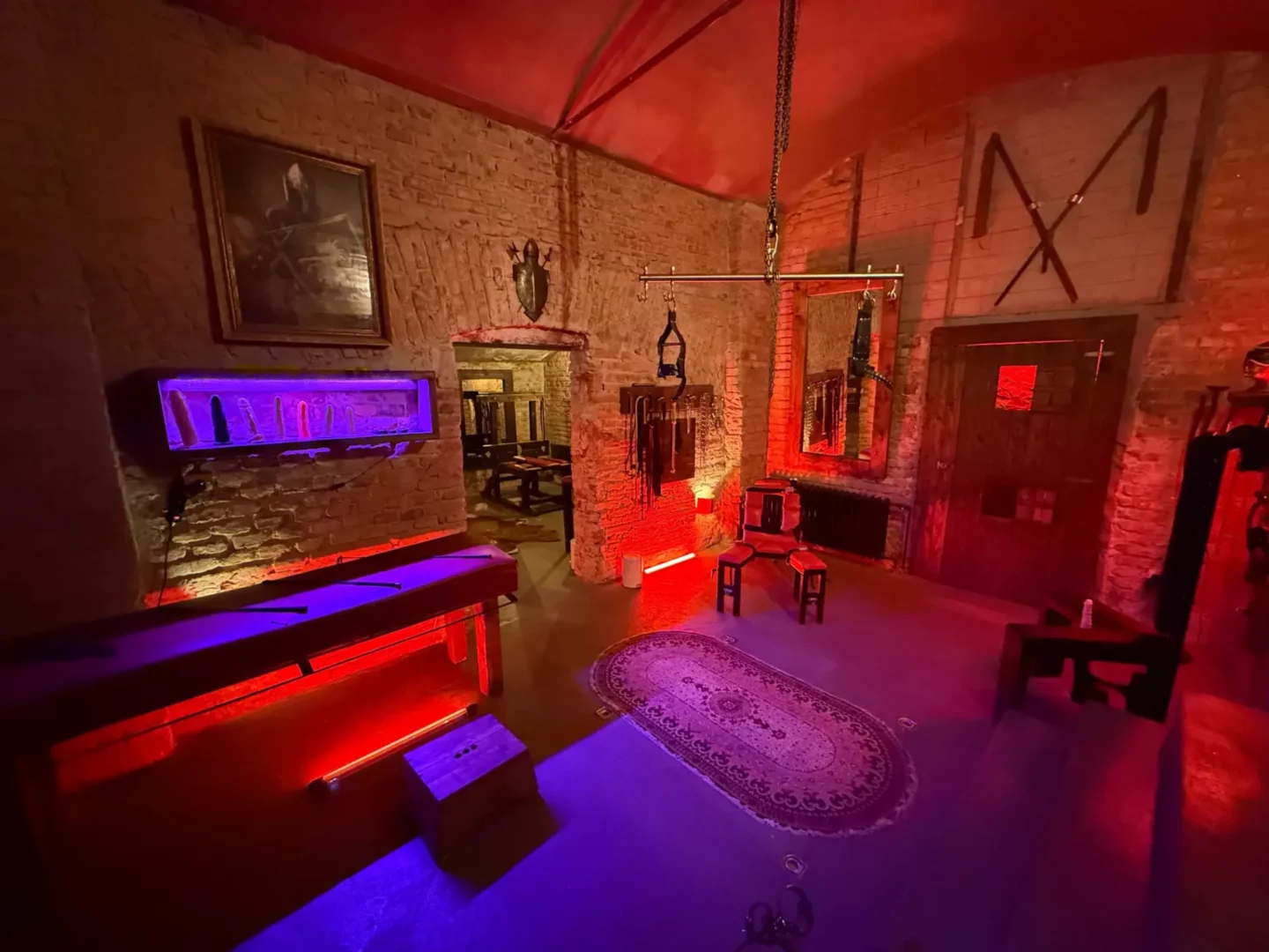 Cihlový BDSM dungeon s ondřejským křížem, závěsným postrojem a lavicí, BDSM studio Vinohrady, Praha 2