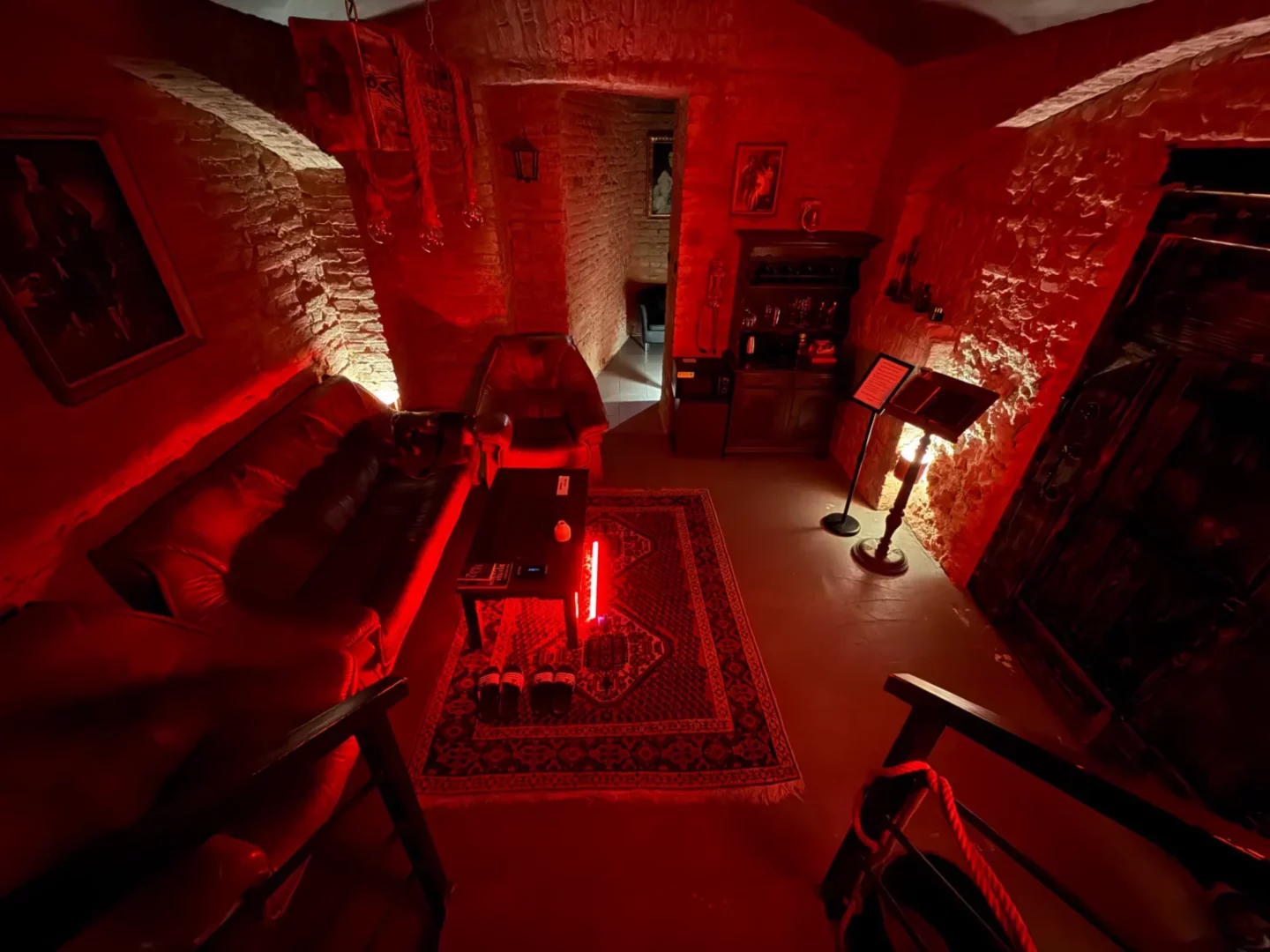 Klenutý cihlový salónek s koženou sedačkou a barem, BDSM studio Vinohrady, Praha 2