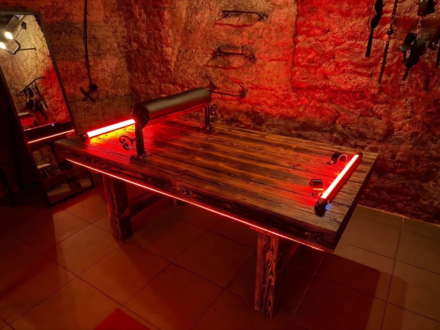 Massiver Bondage-Tisch aus Holz mit Fesseln und Kopfstütze, BDSM-Studio Karlín, Prag 8