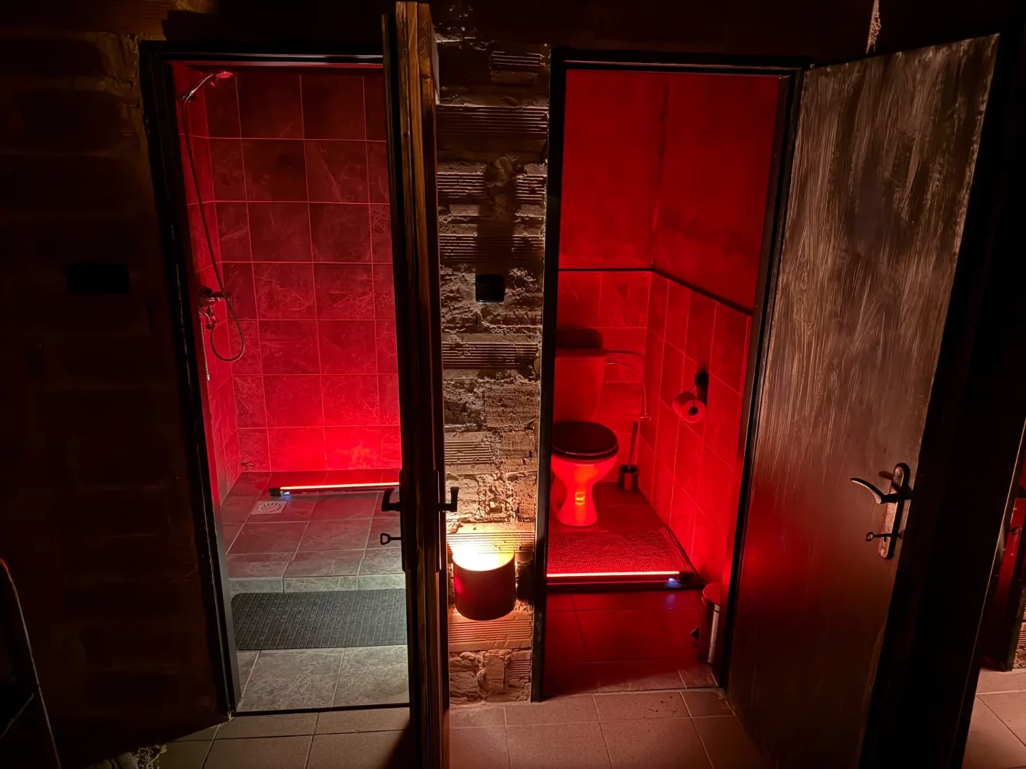 Diskrétní zázemí – sprcha a toaleta za dřevěnými dveřmi, BDSM studio Vinohrady, Praha 2