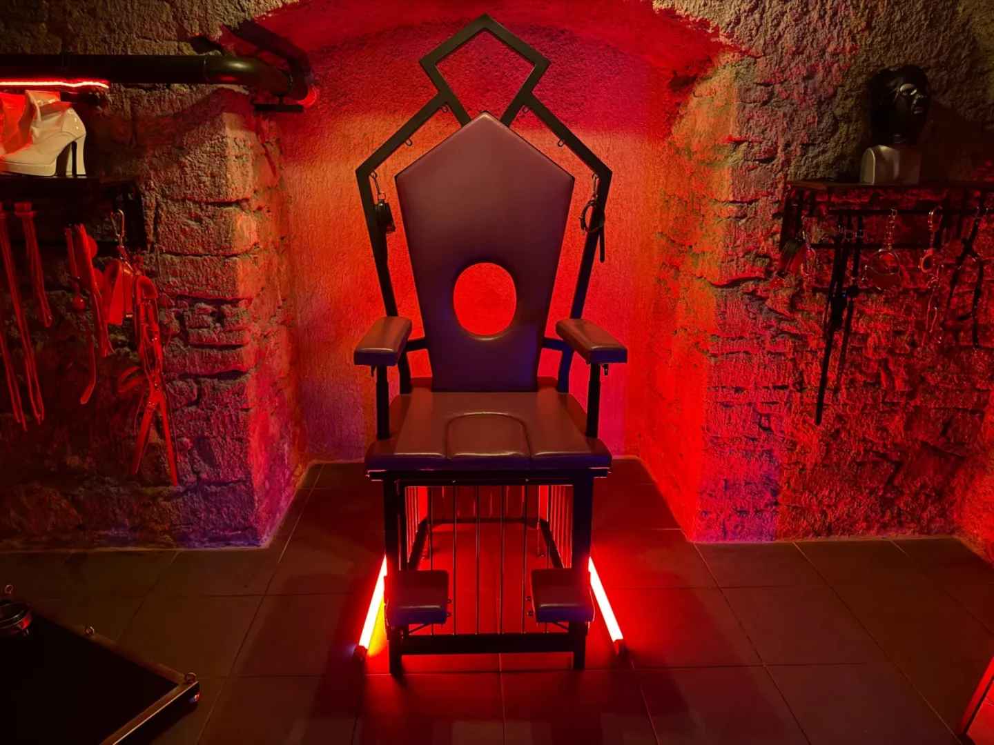 Domina-Thron mit einer Öffnung in der Sitzfläche und einem Käfig darunter, BDSM-Studio Karlín, Prag 8