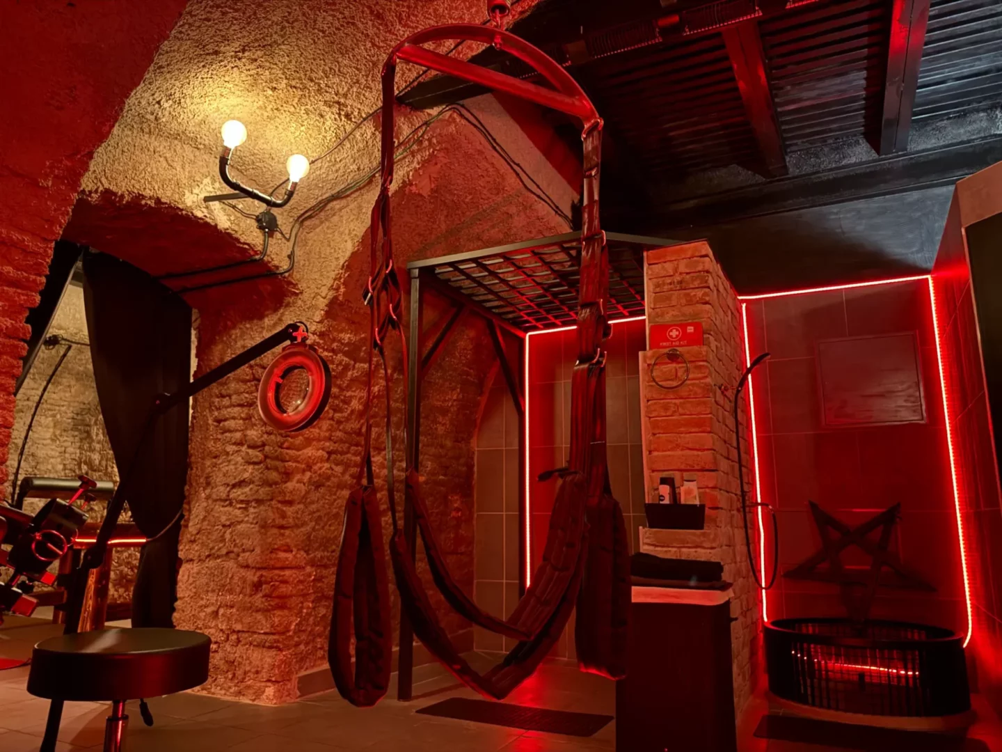 Hängende Erotikschaukel aus Gurten an einem Metallgestell, BDSM-Studio Karlín, Prag 8
