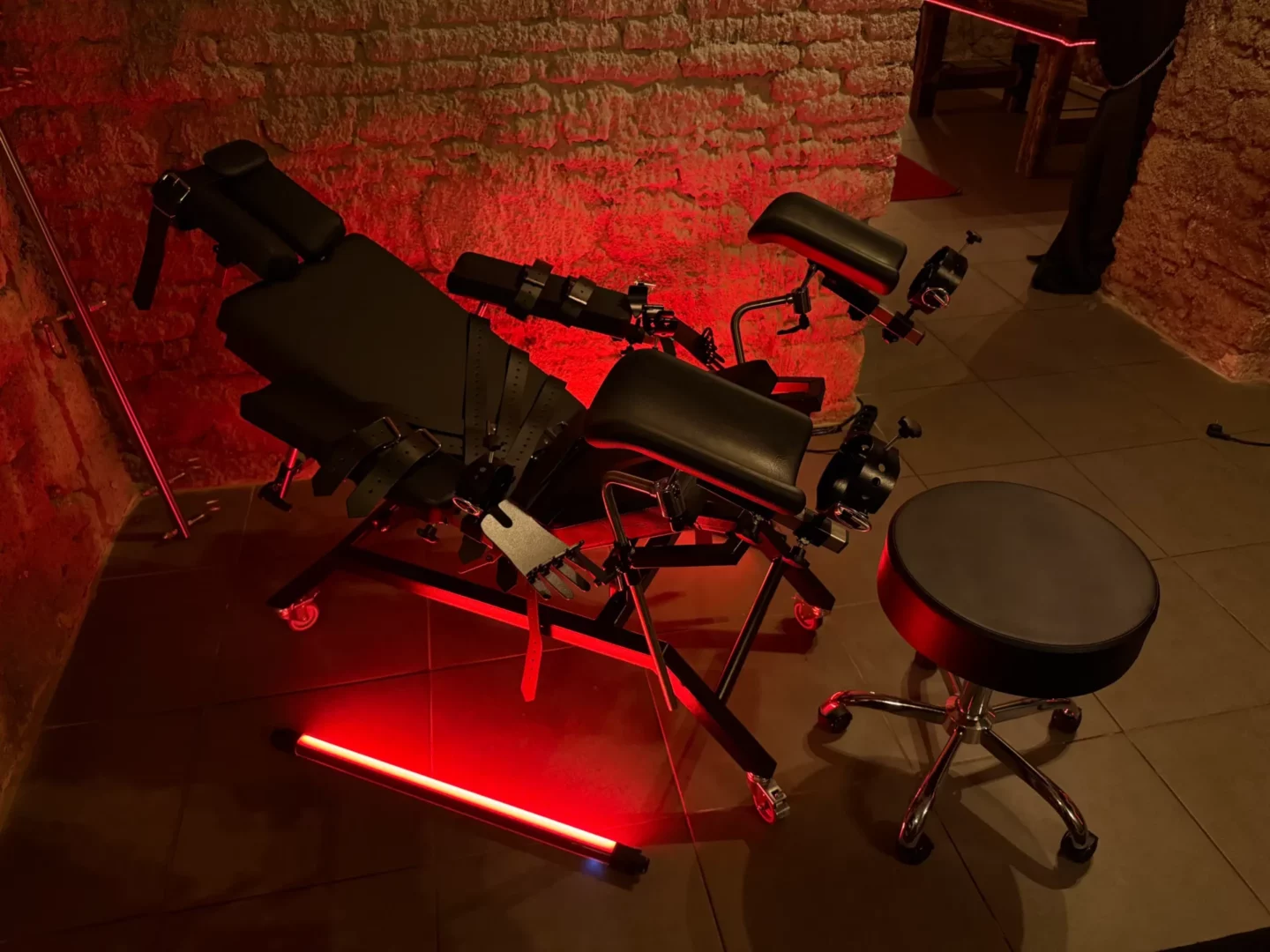BDSM-Gynäkologiestuhl mit Fuß- und Handfesseln, BDSM-Studio Karlín, Prag 8