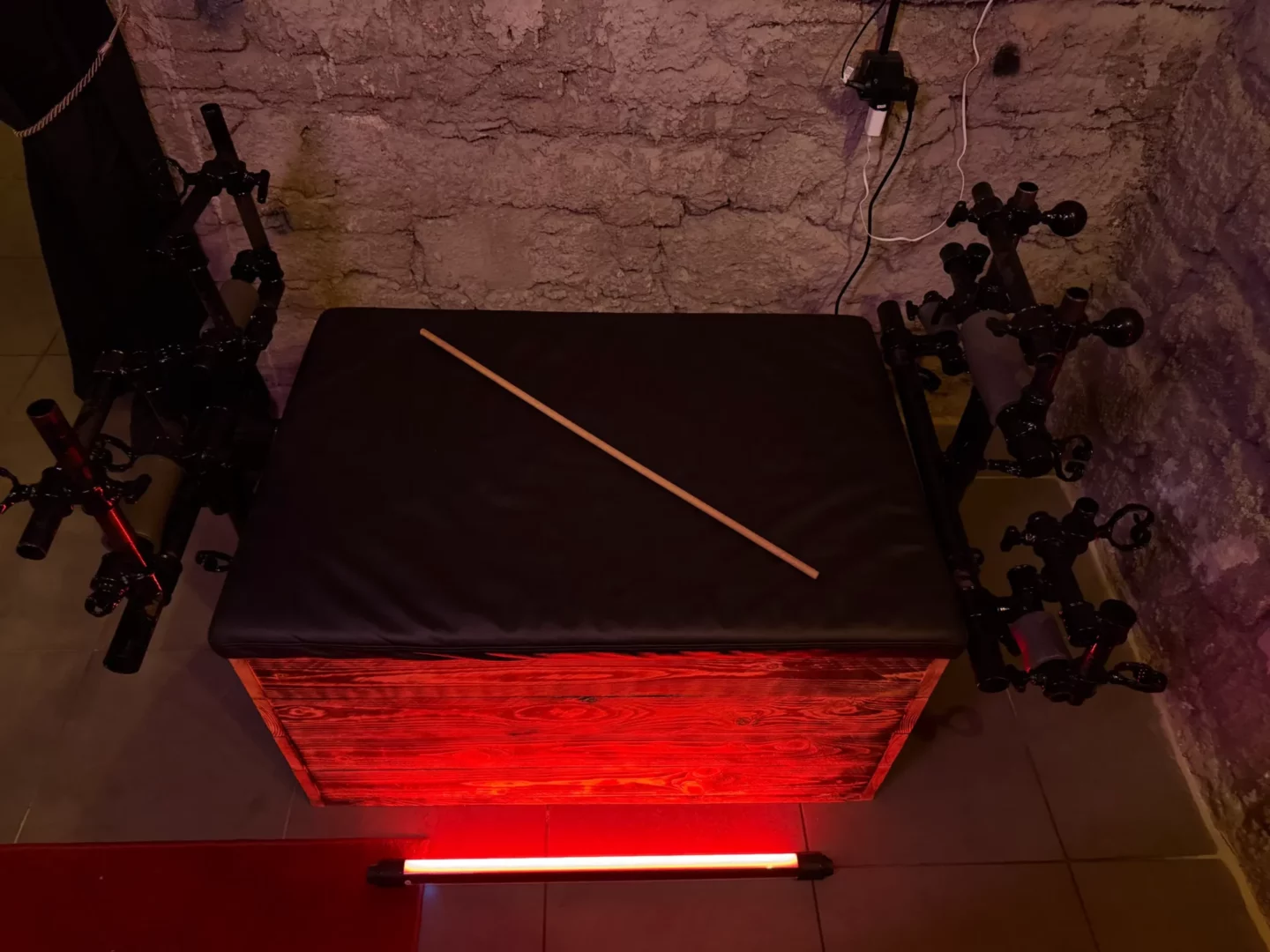 Gepolsterte Kniebank mit Rohrstock und Metallbefestigungsrahmen, BDSM-Studio Karlín, Prag 8