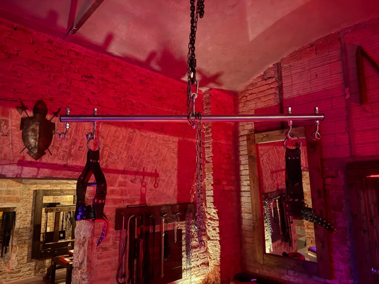 Závěsná hrazda na řetězu s koženými pouty pro zavěšení, BDSM studio Vinohrady, Praha 2