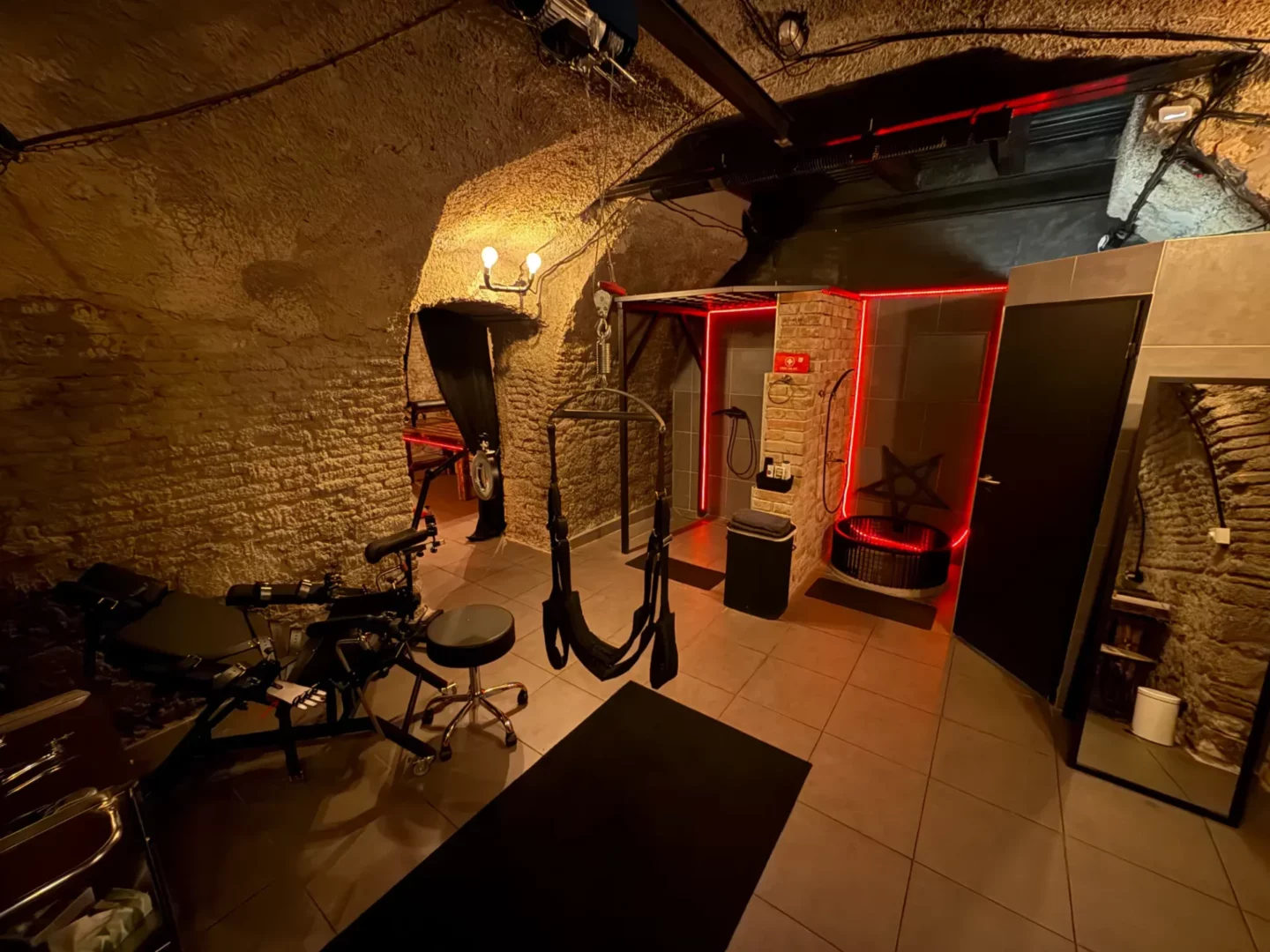 Ein Spielzimmer im Gewölbekeller mit Sexschaukel, Bondage-Sessel und Dusche, BDSM-Studio Karlín, Prag 8