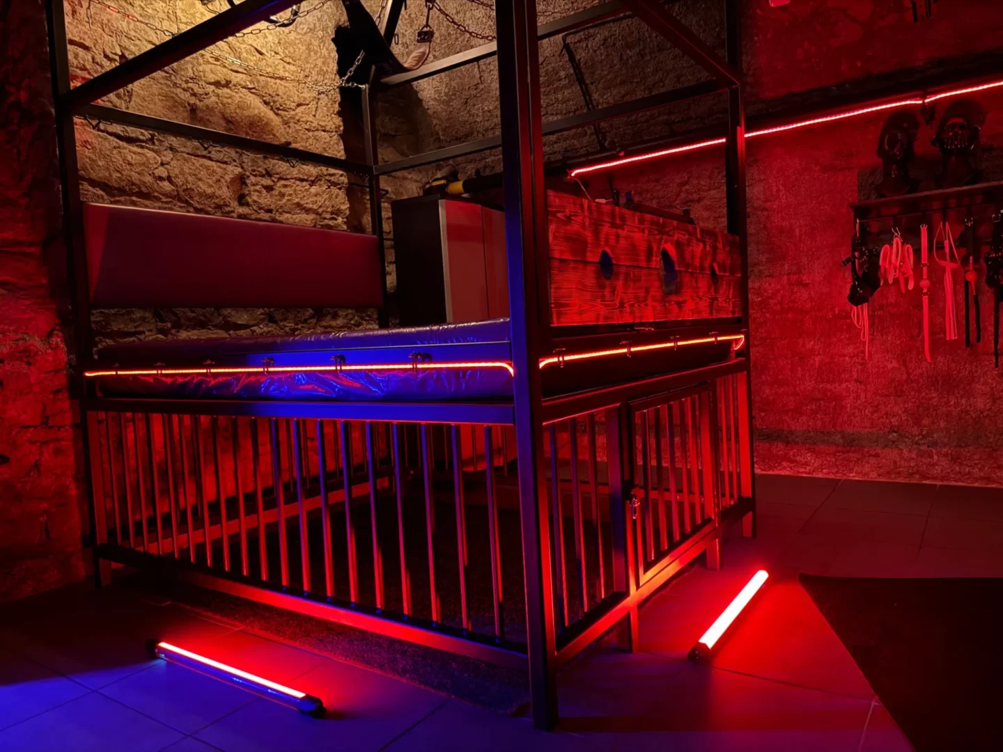 Metallbett mit Matratze und vergittertem Käfig unter der Liegefläche, BDSM-Studio Karlín, Prag 8