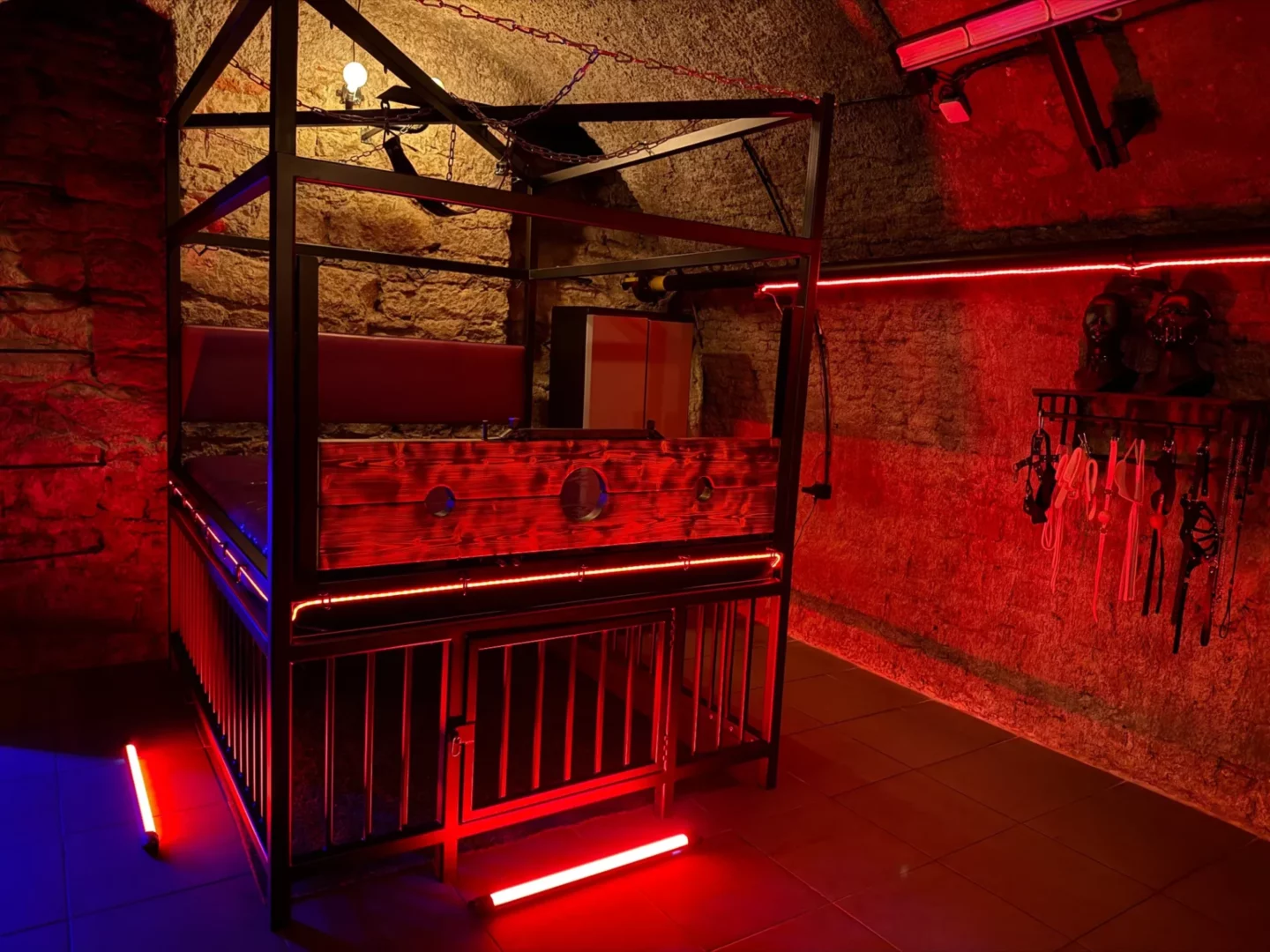 Käfigbett mit Holzstamm und Ketten über einem Steingewölbe, BDSM-Studio Karlín, Prag 8