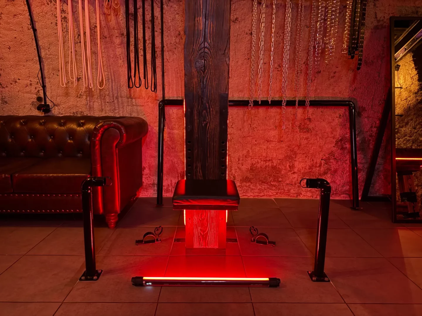 Holzfesselpfosten und Pranger mit Fesseln am Boden, BDSM-Studio Karlín, Prag 8