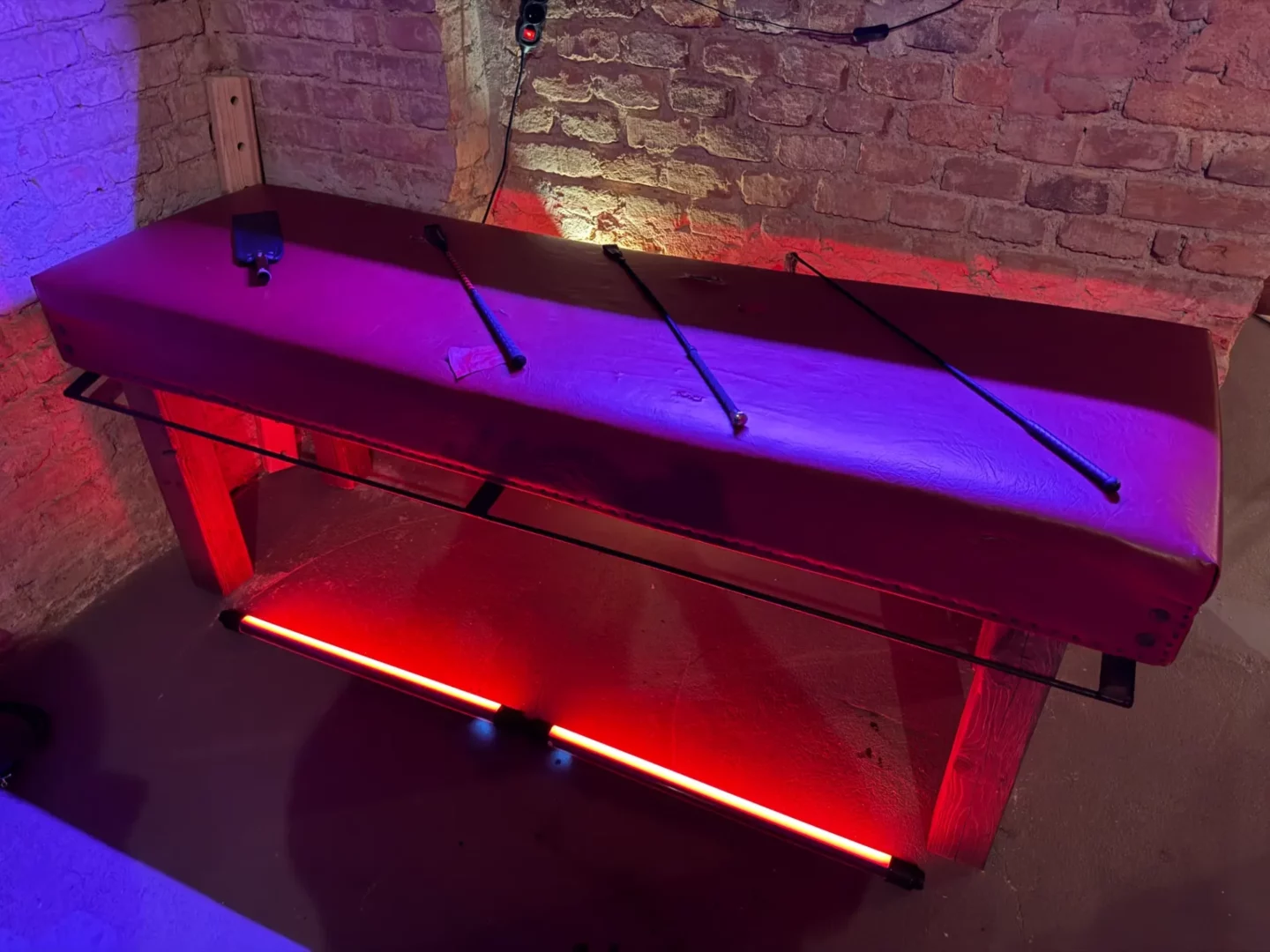 Čalouněná trestná a spanking lavice s fixací, BDSM studio Vinohrady, Praha 2