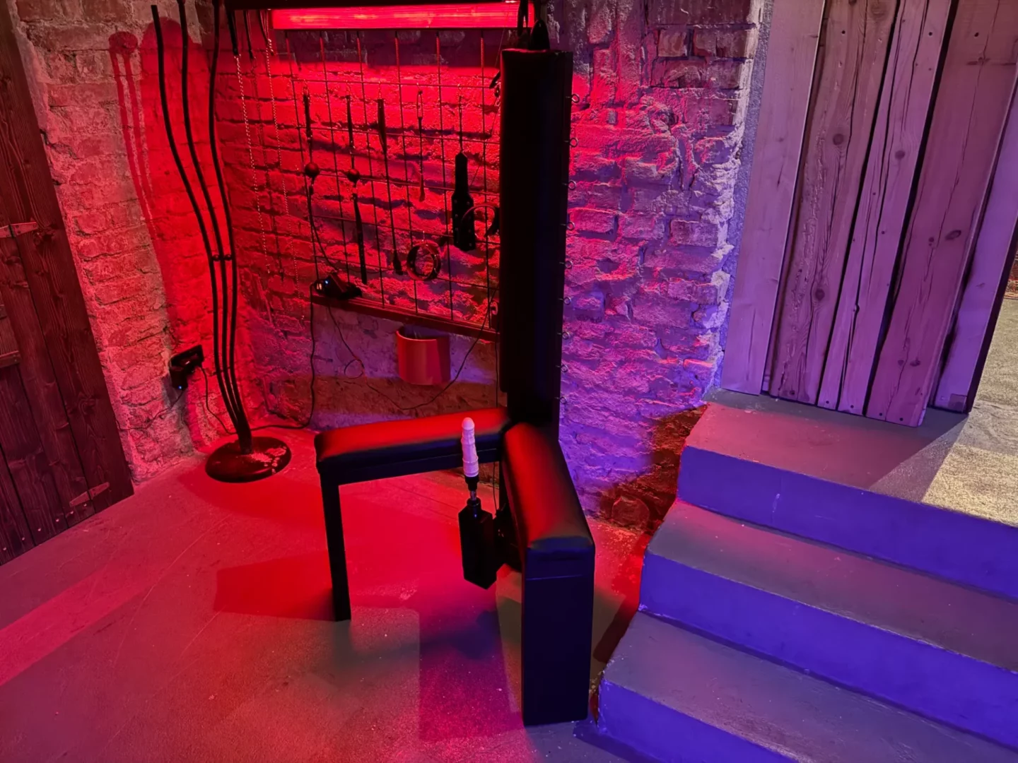 Sedátko s upevněným dildem a fixací pro impalement, BDSM studio Vinohrady, Praha 2