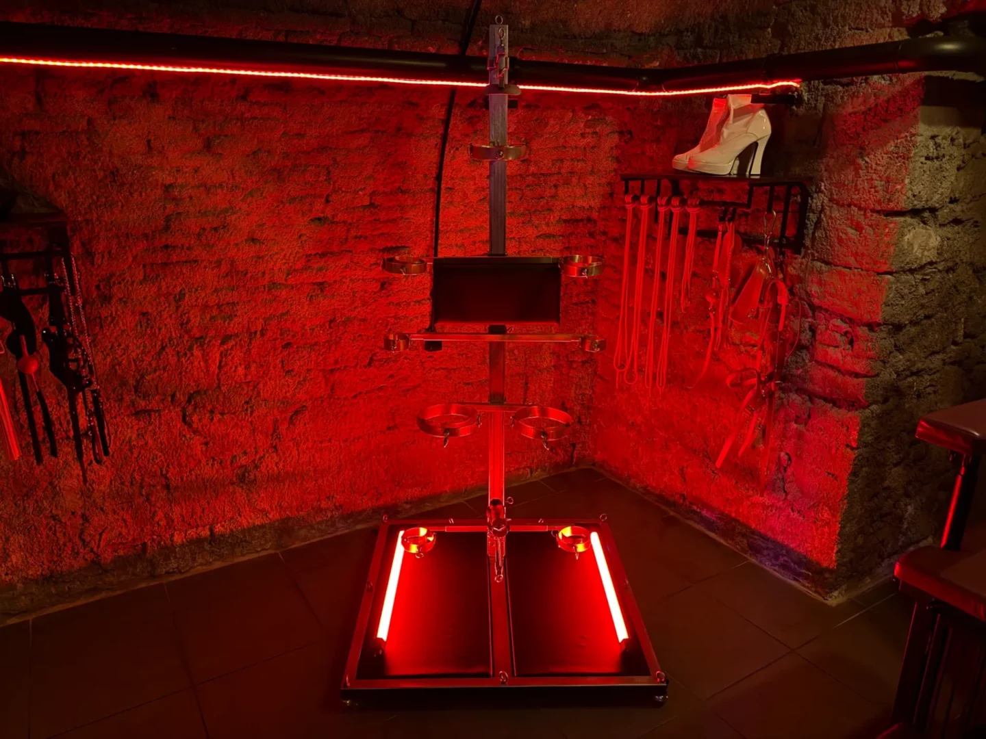 Bondage-Turm mit Fesseln für Knöchel, Handgelenke und Hals, BDSM-Studio Karlín, Prag 8