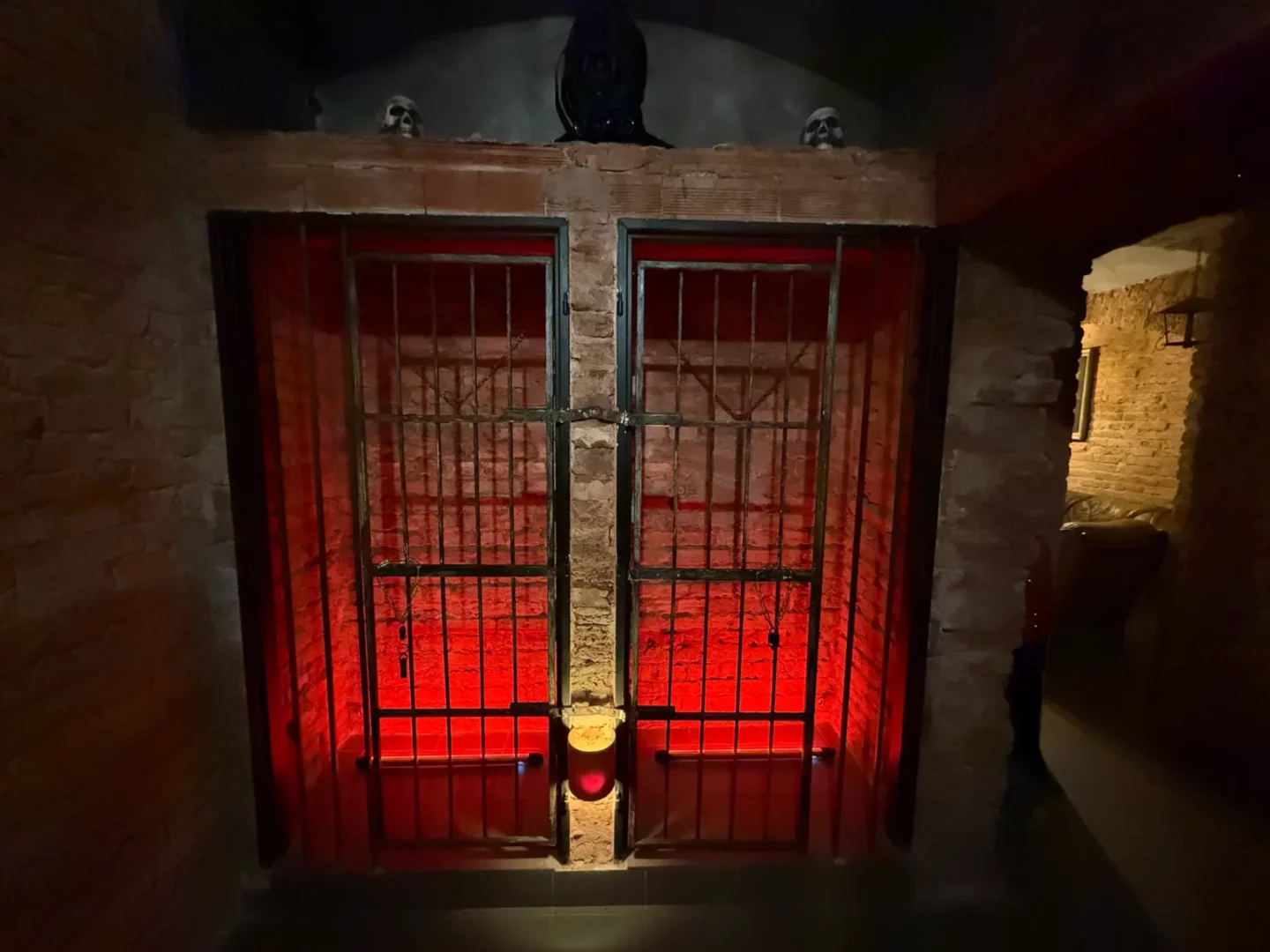 Zamřížovaná cela a žalář s okovy, řetězy a lebkami, BDSM studio Vinohrady, Praha 2